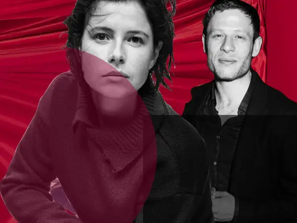 Jessie Buckley y su pareja, con un fondo rojo dramático.