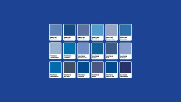 Tavola colori Pantone: una selezione di tonalità di blu, dal chiaro al scuro, per ispirare progetti creativi.