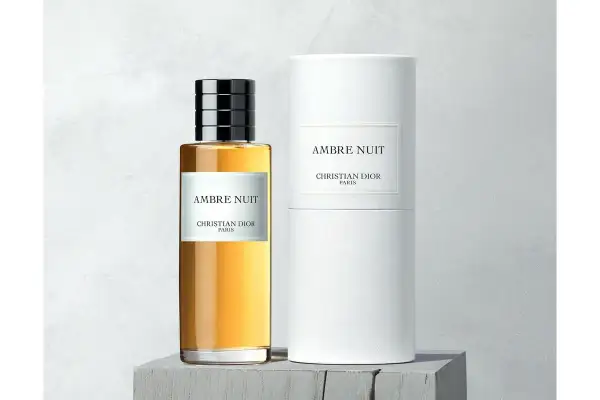 Elegancka butelka i opakowanie perfum Dior Ambre Nuit, emanujące luksusem i nocnym urokiem.