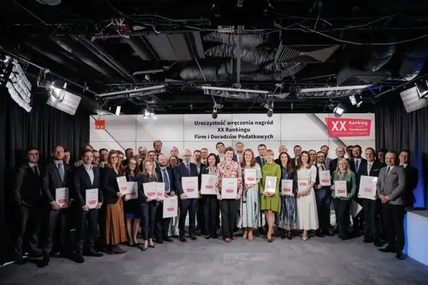 Grupa nagrodzonych osób z dyplomami na uroczystości wręczenia nagród XX Rankingu Firm i Doradców Podatkowych.