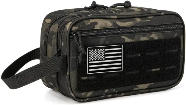 Neceser militar camuflado con parche de bandera de EE. UU. y asa lateral. Ideal para organizar tus artículos esenciales.