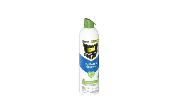 Puszka sprayu Raid Essentials na muchy, gnidy i komary o zapachu rozmarynu i mięty.