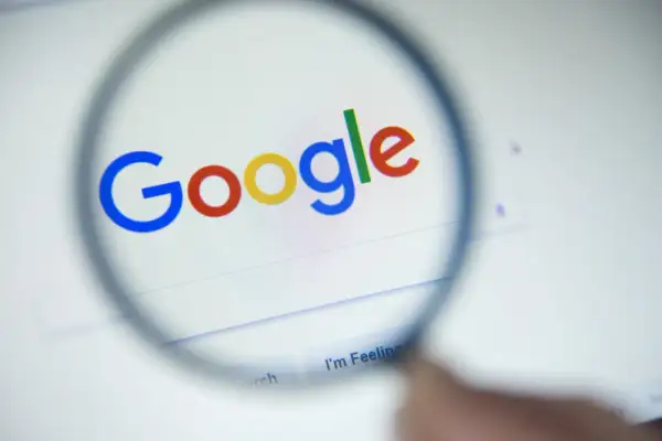 Lupa powiększa logo Google. Szukam informacji o zwrot Google Play.