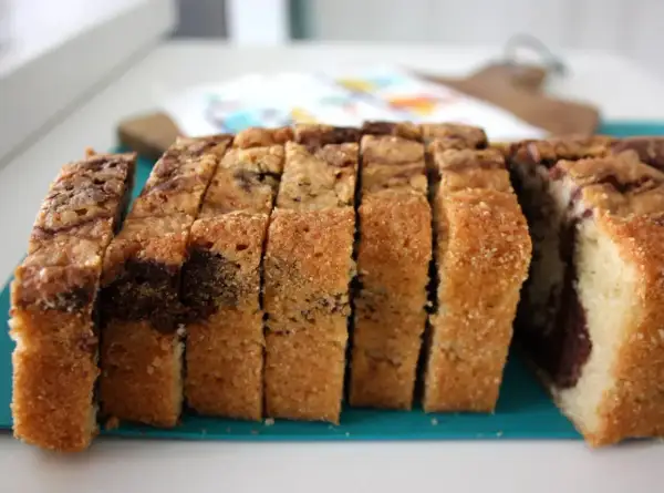 Skivad tigerkaka med chokladmarmorerad smet. Perfekt för ett enkelt tigerkaka recept.