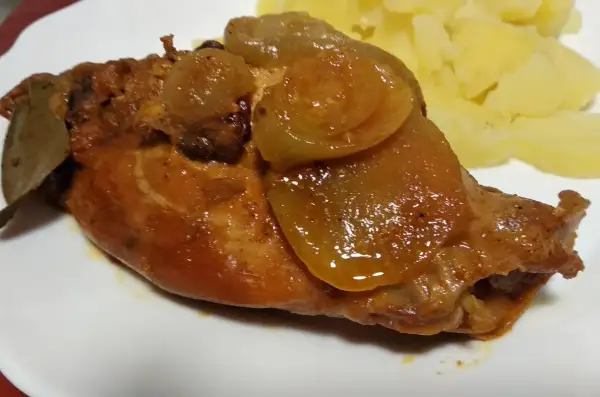 Soczysty królik duszony z cebulą, liściem laurowym i ziemniakami. To najsmaczniejszy królik przepis, jaki możesz wypróbować!