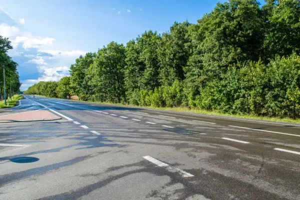 Asfalt czy beton: Która nawierzchnia jest lepszym wyborem?