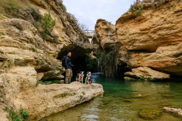 Hombre con dos perros en el Salto del Usero, un lugar idílico para fotos.