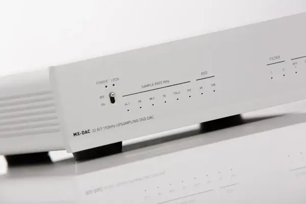 Biały przetwornik cyfrowo-analogowy MX-DAC z funkcją upsamplingu DSD. Pokazuje obsługiwane formaty DSD i częstotliwości próbkowania.