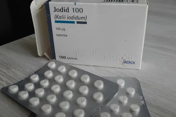 Opakowanie leku jodid 100 (Kalii iodidum) zawiera 100 tabletek po 100 µg. Jodek potasu na co? Na problemy z tarczycą.