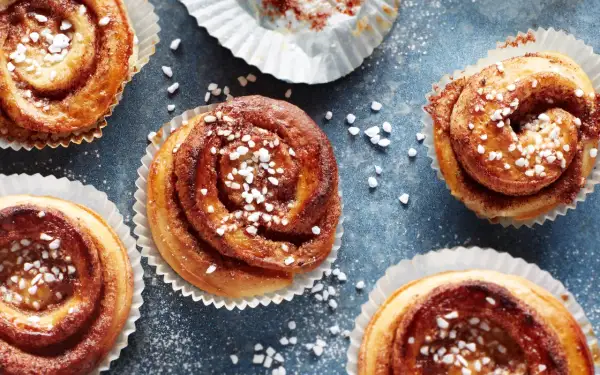 Fika-dags! Nybakade kardemummabullar med pärlsocker, redo att avnjutas. Ett perfekt kardemummabullar recept för hembakning.