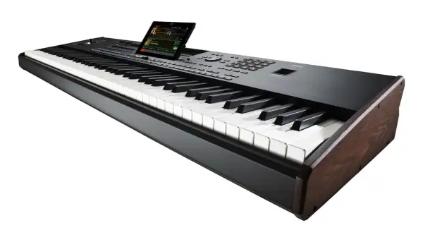 Czarny keyboard marki Korg, japońskiego producenta instrumentów muzycznych, z drewnianymi bokami i dotykowym ekranem.