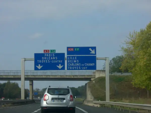 Panneau de signalisation sur l'autoroute A26 indiquant Paris, Orléans, Troyes-Centre et Lille, Reims, Châlons-en-Champagne, Troyes-Est.