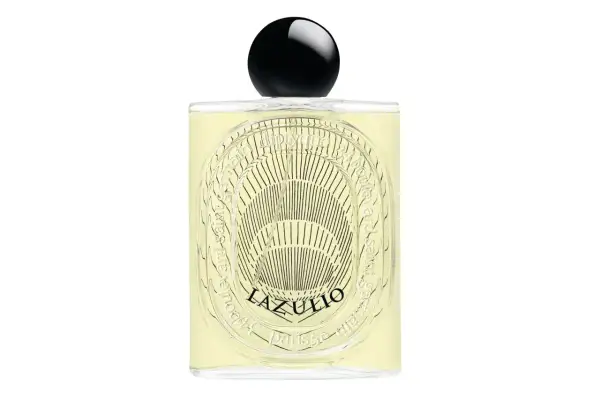 Elegancka butelka perfum Diptyque L'Eau Papier z czarną, błyszczącą nakrętką. Jasnożółty płyn i ozdobna etykieta z napisem "34 boulevard saint germain".