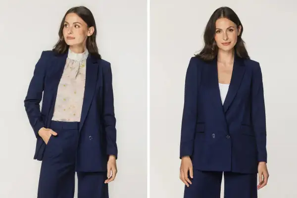 Elegancka kobieta w granatowym żakiecie i wzorzystej bluzce pod żakiet. Po prawej w białym topie.