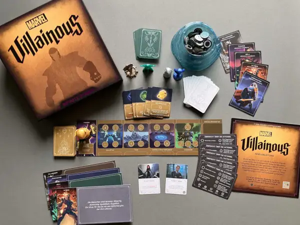 Marvel Villainous Spielmaterial: Thanos-Spielbrett, Karten, Figuren und die Spielanleitung. Ein bösewicht Spiel beginnt!