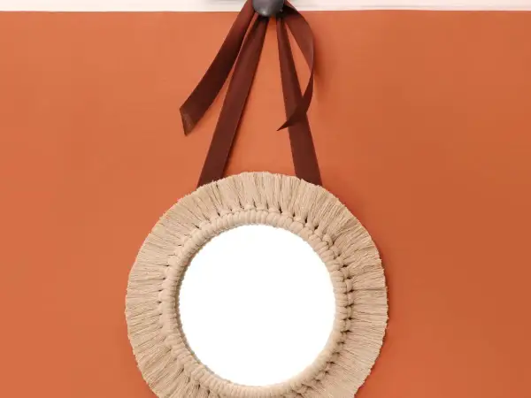Jak ozdobić lustro sznurkiem jutowym? Stwórz ramę boho DIY!