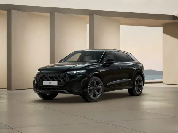 Elegancki, czarny Audi Q8 2025 z czarnym grillem i czerwonymi zaciskami hamulcowymi, zaparkowany przed nowoczesną architekturą.