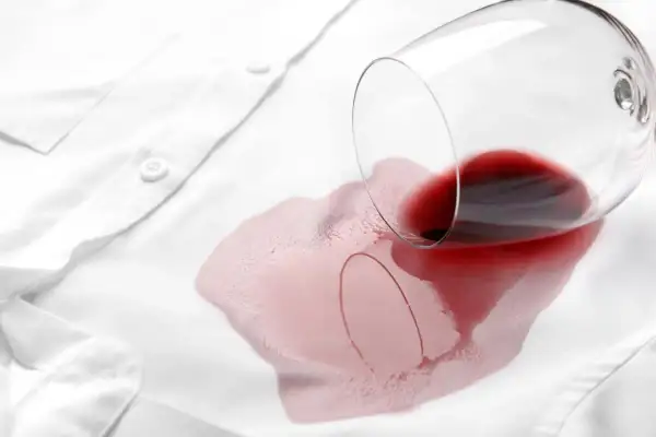 Un bicchiere di vino rosso rovesciato su una camicia bianca. Non temere, le macchie di vino rosso vanno via con il giusto trattamento.