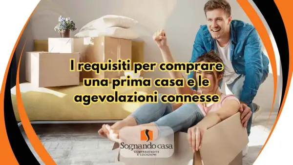 Coppia felice circondata da scatoloni, pronta per il trasloco. Scopri i requisiti per comprare una prima casa e le agevolazioni.