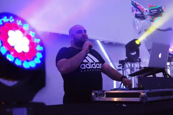 Co robi DJ? Poznaj sekrety pracy DJ-a na imprezach i koncertach