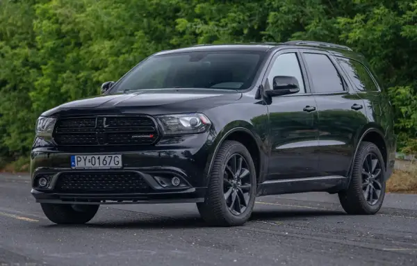 Czarny Dodge Durango, potężny SUV, gotowy na każdą drogę.