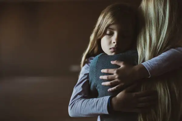 Córka mocno tuli mamę, czując jej ciepło. To znaczy, że jesteś dla mnie ważna, mamo.