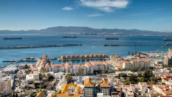 Vista panorámica de Algeciras, con su puerto lleno de barcos y edificios blancos. Un lugar ideal para descubrir qué ver en Algeciras.