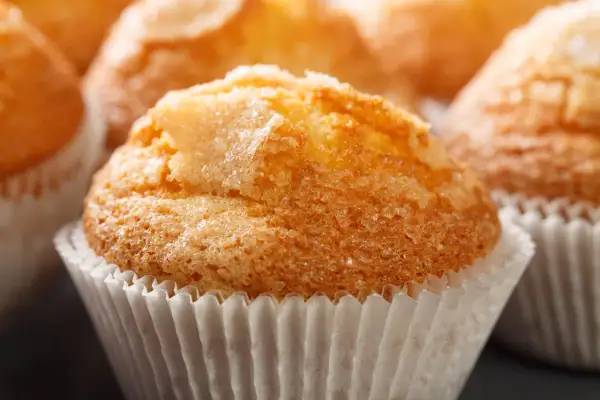 Deliciosas madeleines de Proust, doradas y cubiertas de azúcar, listas para evocar recuerdos.