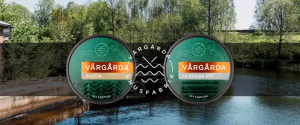 Två dosor Vårgårda snus med en bakgrund av en grönskande skog och en gyllene flod.