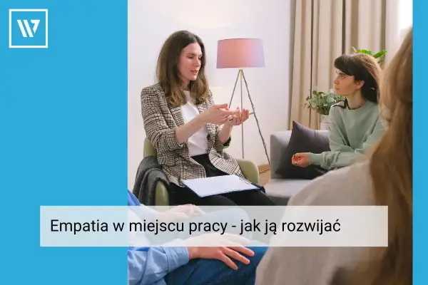 Kobieta prowadzi rozmowę, pokazując gestami, jak ważna jest empatia w pracy. Słucha jej uważnie druga osoba.