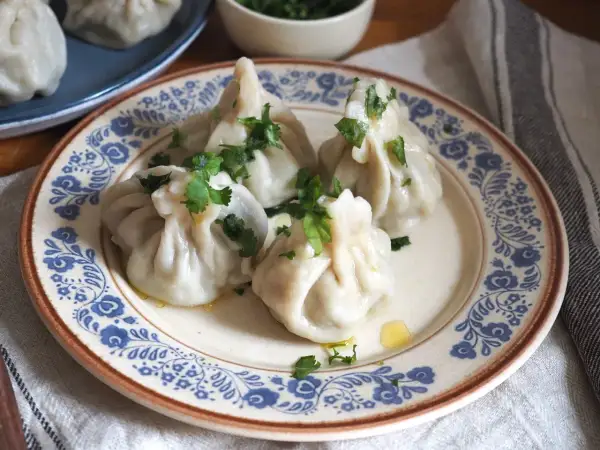 Chinkali przepis: pyszne pierożki z mięsem i ziołami, gotowe do podania.