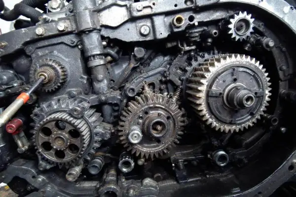 Mécanisme complexe de boîte de vitesses, engrenages en métal huilés. Un bruit de roulement de boite de vitesse pourrait émaner de ce système.