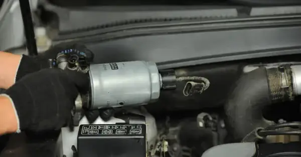 Gdzie jest filtr paliwa w Hyundai i30 1.4 benzyna? Znajdź go łatwo!