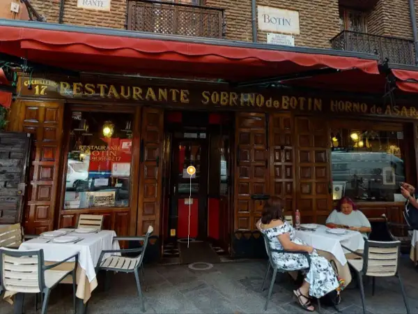 Fachada del restaurante Sobrino de Botín, el restaurante más antiguo de España, con mesas puestas en el exterior.