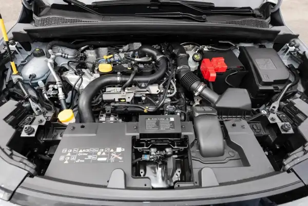 Vue détaillée du moteur TCE 90, gage de fiabilité pour votre véhicule. Composants visibles, circuits et batterie.