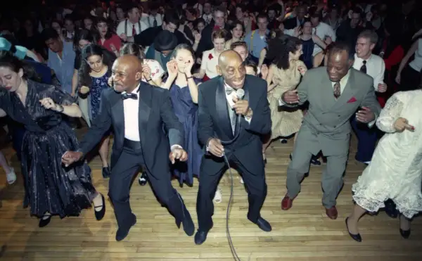Ballerini in abiti eleganti si scatenano al ritmo della musica swing.