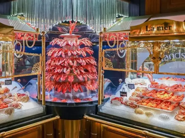 Impresionante torre de langostas y mariscos frescos, parte del buffet más grande de Europa.