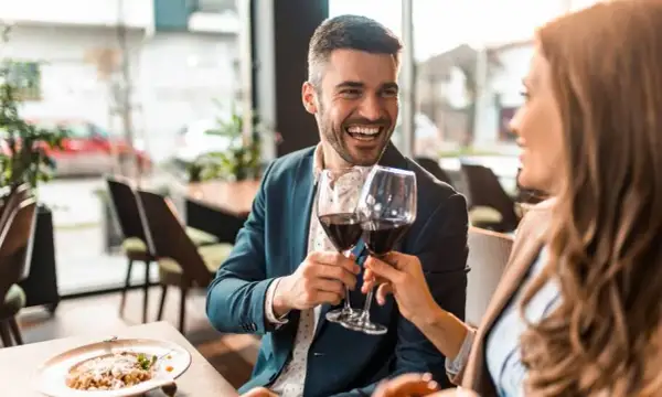 Jak się ubrać do restauracji na obiad? Poradnik stylu i pewności.