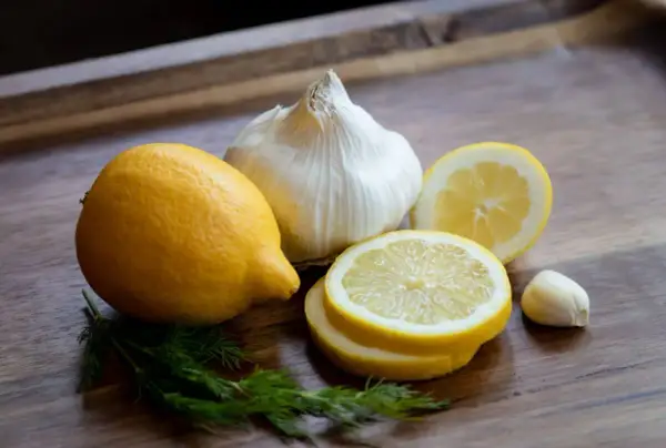 Ajo con limón para que sirve: ingredientes frescos para una receta saludable.
