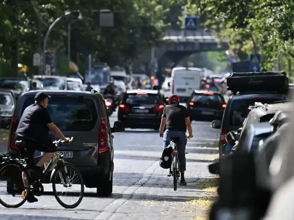Verkehr in Berlin: Radfahrer und Autos auf dem Weg von Berlin nach Polen mit dem Auto.