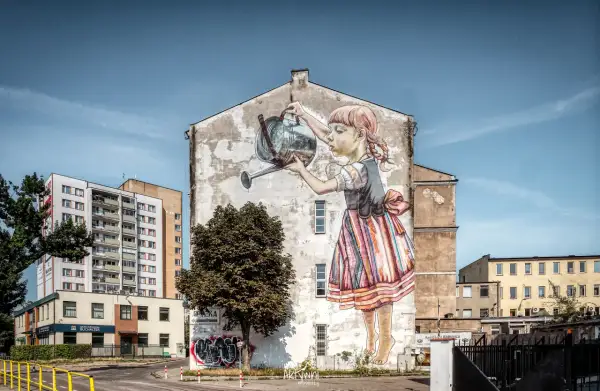 Dziewczynka z konewką na ścianie kamienicy, jeden z pięknych murale Białystok.