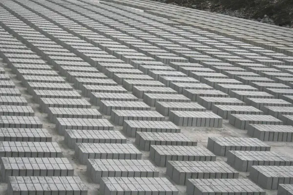 Rzędy bloczków fundamentowych czekają na budowę. Jak obliczyć ich ilość? To proste, gdy masz materiał pod ręką!
