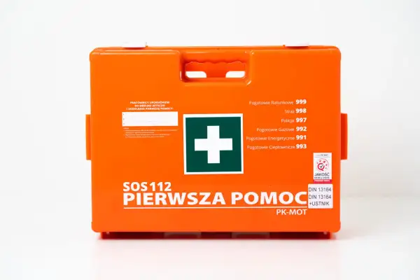 Apteczka pierwszej pomocy: Kompletny przewodnik po wyposażeniu i normach