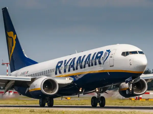 Samolot Ryanair startuje, zapowiadając tanie podróże i świetne zniżki.