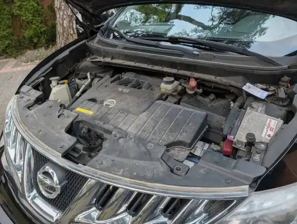 Silnik V6 w Nissan Murano. Zastanawiasz się nad **nissan murano spalanie**? Ten silnik to serce auta, które wpływa na jego apetyt na paliwo.