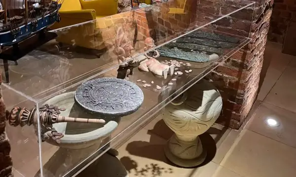 W muzeum czekolady Kraków zobaczysz historyczne narzędzia do produkcji kakao, kamienne kalendarze i figurki.