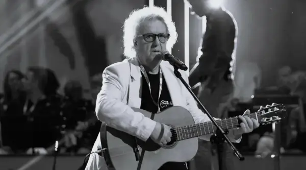 Kto śpiewał "Zegarmistrz światła purpurowy"? To on, z gitarą i charakterystyczną fryzurą, na scenie.