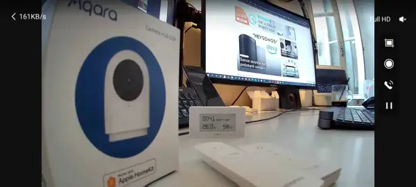 Boîte de l'aqara g2h pro, un hub caméra HomeKit, posée sur un bureau avec un écran d'ordinateur affichant des produits domotiques.