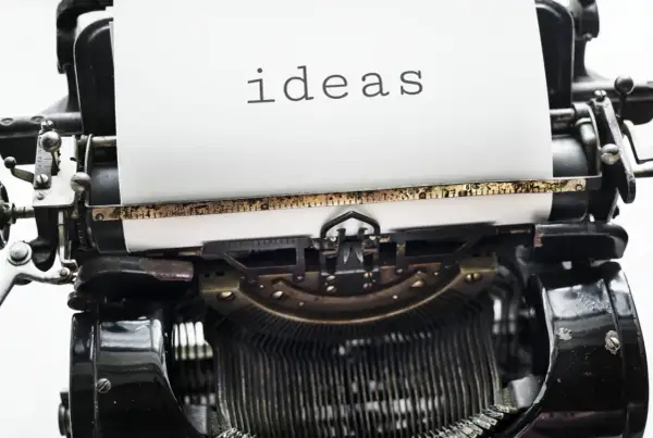 Stara maszyna do pisania z napisem "ideas" na papierze. Czasem potrzebujemy nowych pomysłów, by odpowiedzieć na trudne pytania o życiu.