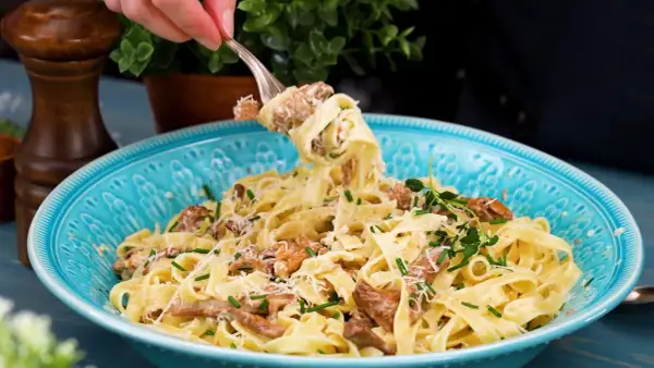 En krämig pasta med kantareller, toppad med parmesan och färska örter. En härlig höstfavorit!